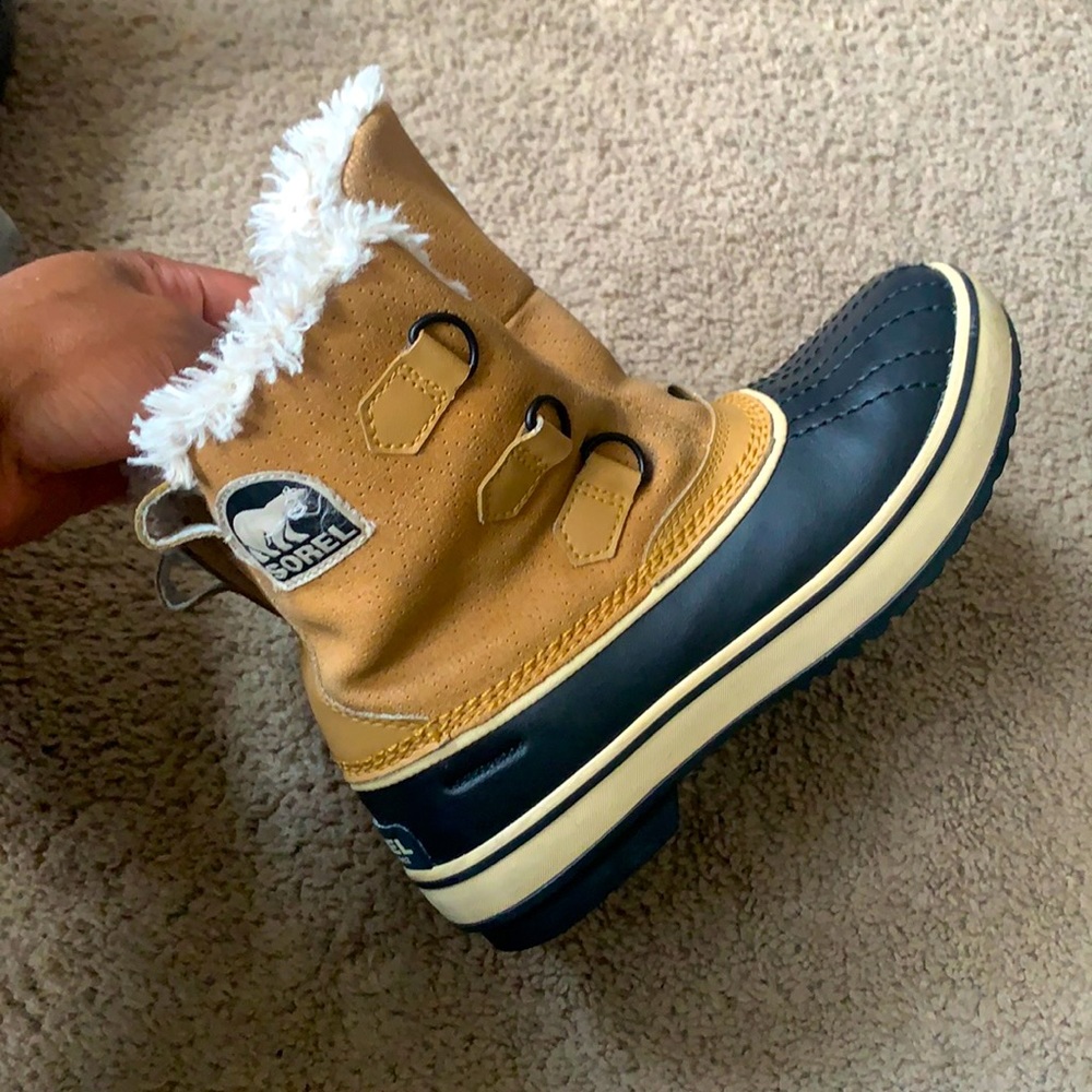 Sorel Duck Boots Tivoli Furry Size 7. These do have laces that come with.